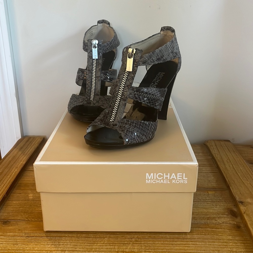 Michael Kors Size 6 Graphite Heel